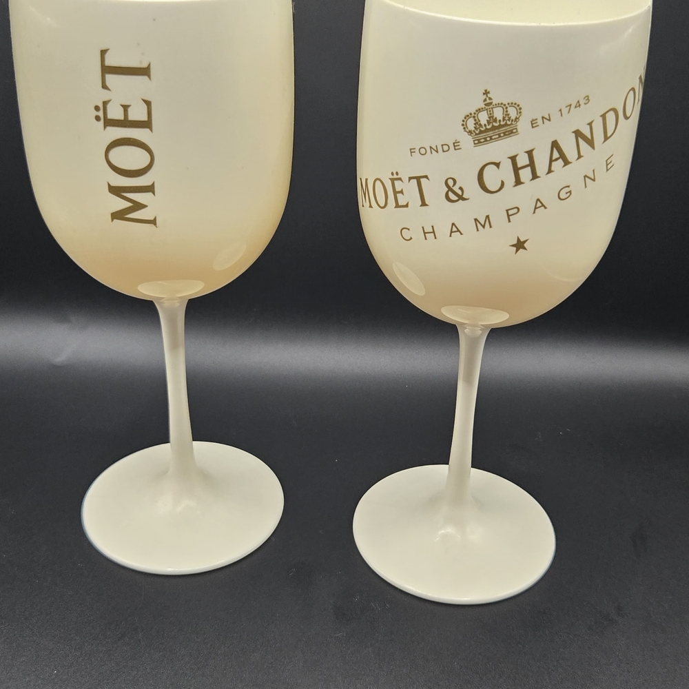 Cream‎ Champagne Glasses